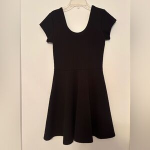 1 black dress (M) 1 red dress (S)
Gently used
Together or separate
Flexible!